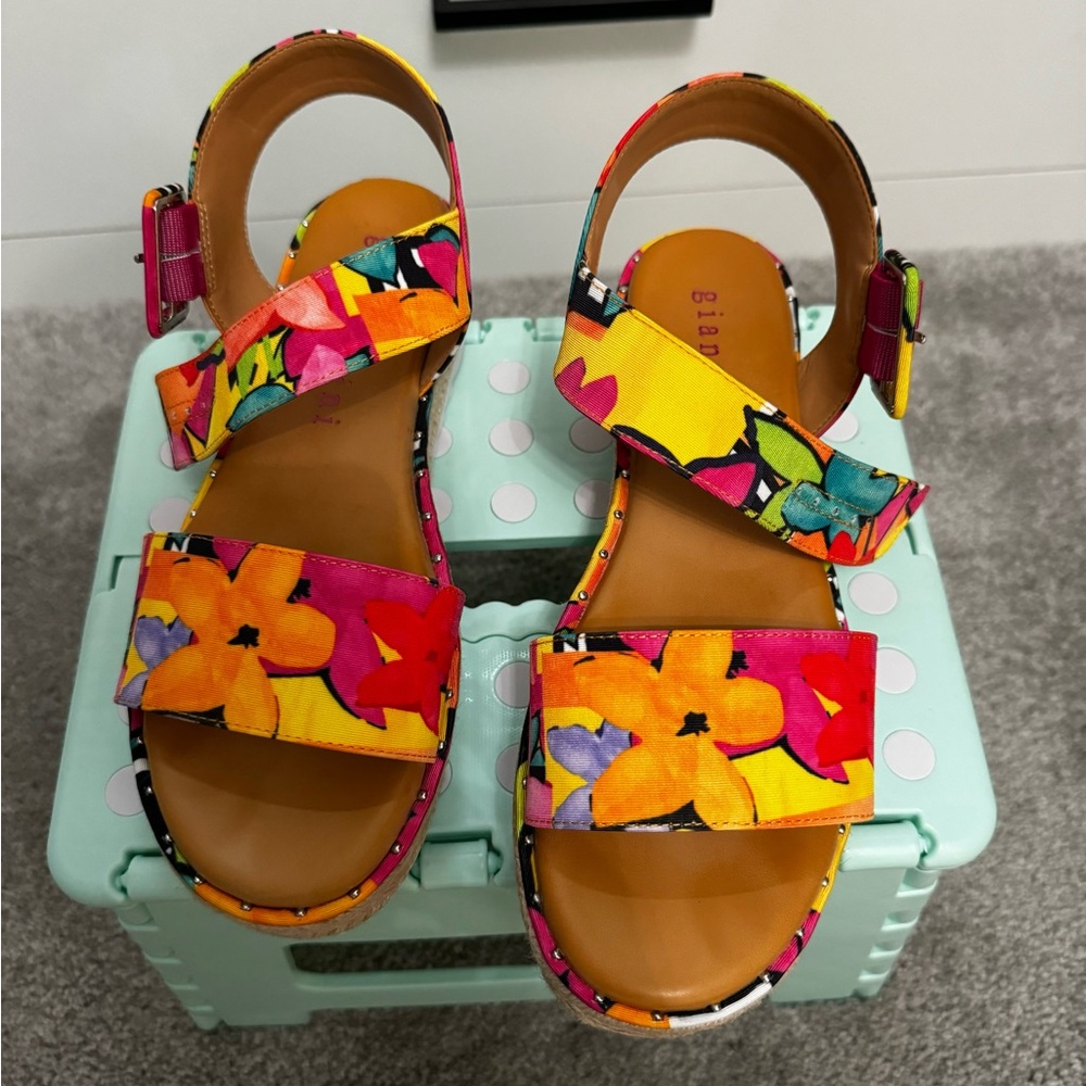 Gianni Bini Keegan Floral Print Buckle Detail Espadrille Platform Sandals
